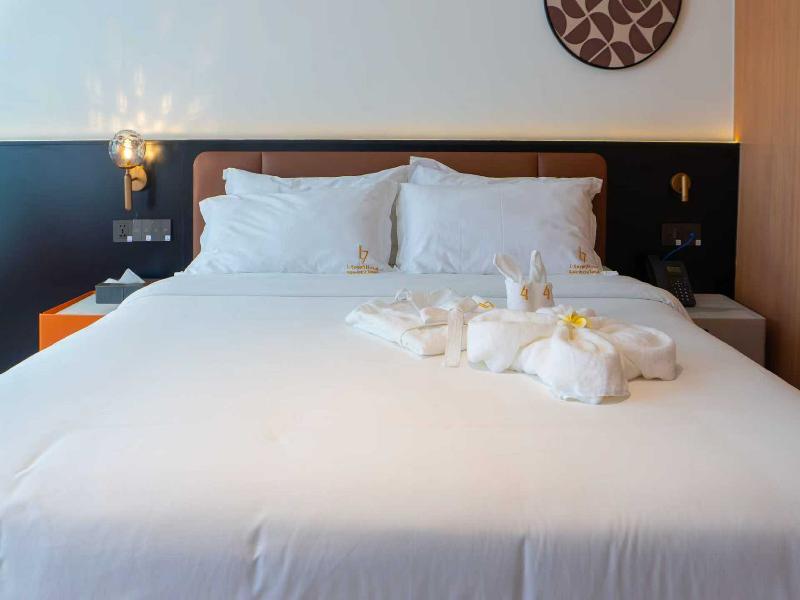 L-Seven Hotel image