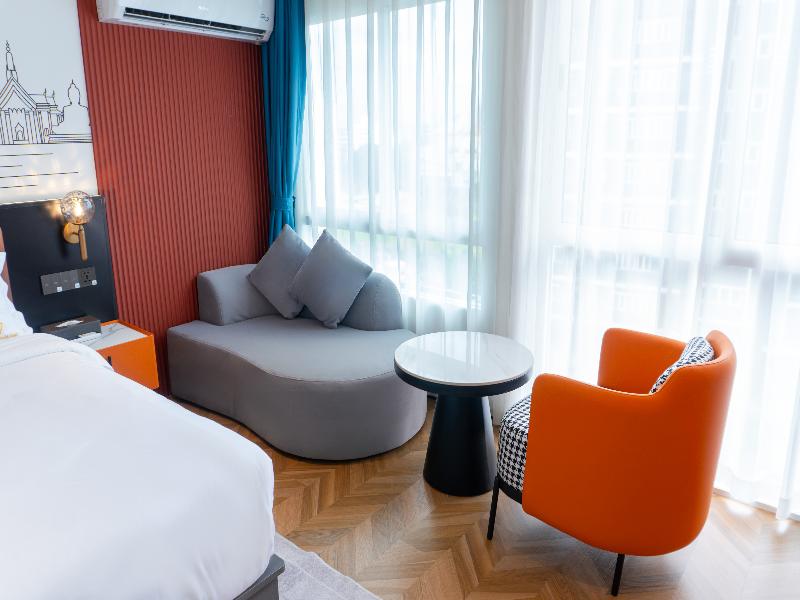 L-Seven Hotel image