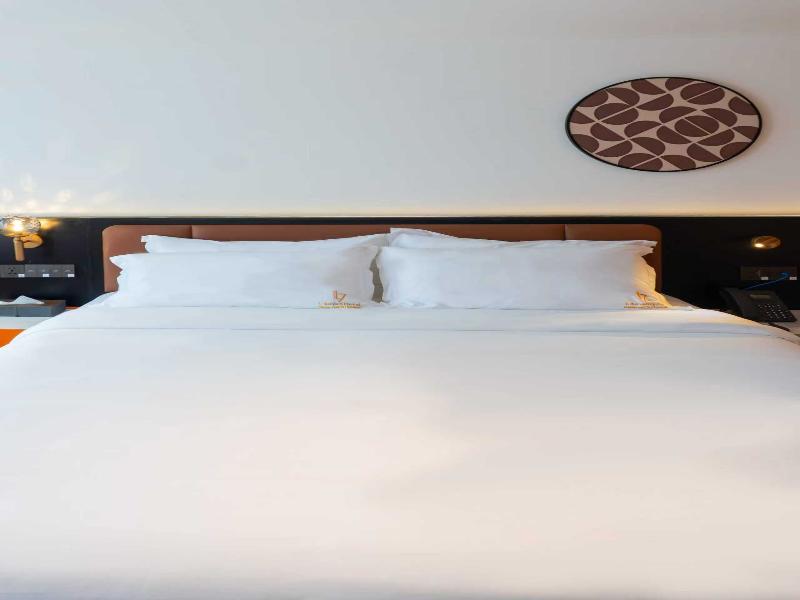 L-Seven Hotel image
