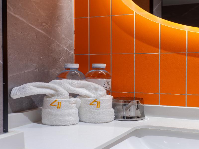 L-Seven Hotel image