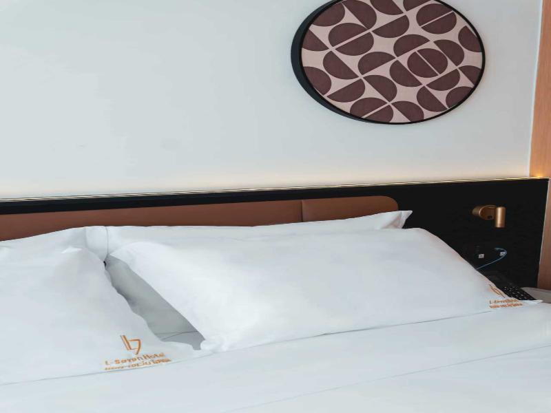 L-Seven Hotel image