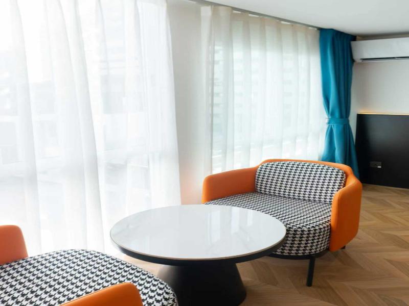 L-Seven Hotel image