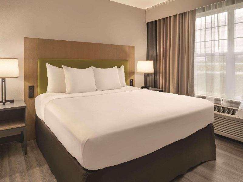 Country Inn Suites By Radisson Cedar Falls Ia image