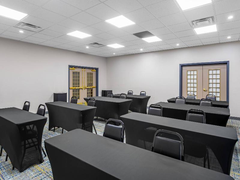 Country Inn & Suites by Radisson, Jacksonville Wes image