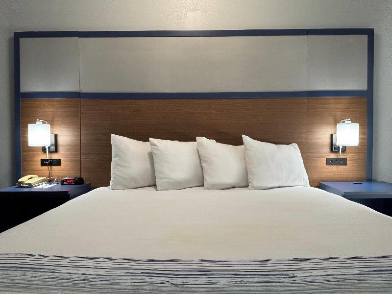 AmericInn by Wyndham Galesburg image