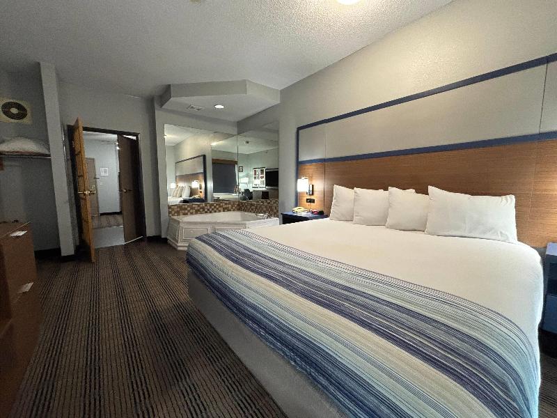 AmericInn by Wyndham Galesburg image