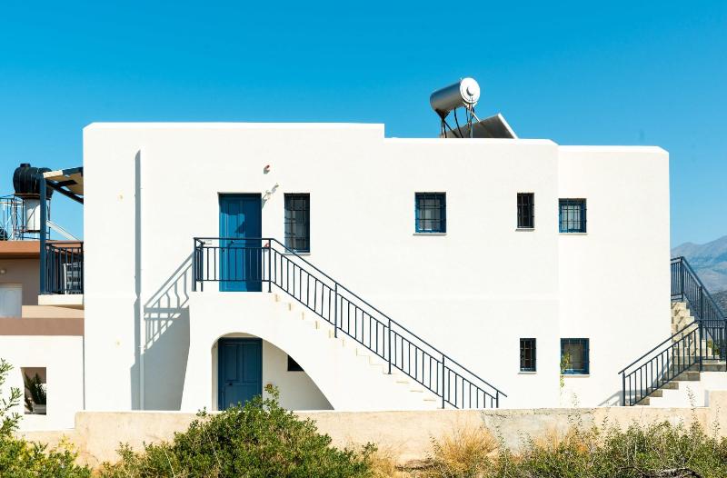Okirroi Villas and Apts image