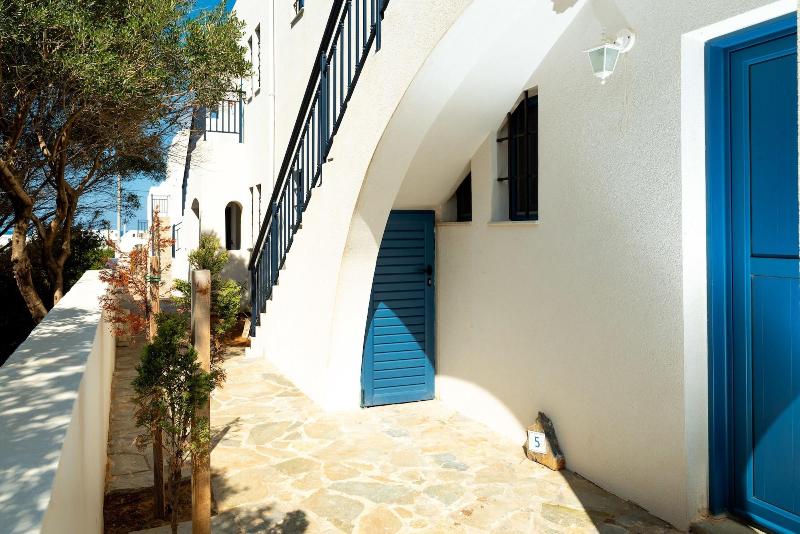 Okirroi Villas and Apts image