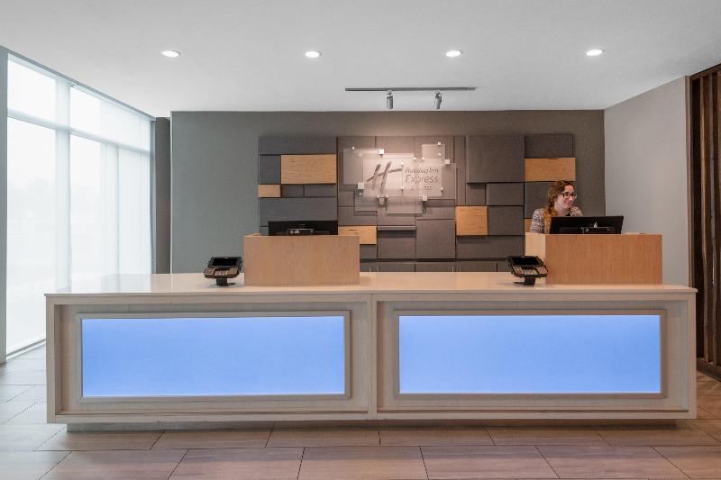 Holiday Inn Express & Suites Phoenix - Airport No image