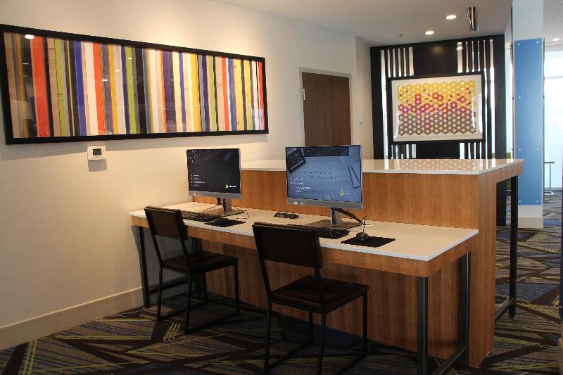Holiday Inn Express & Suites Phoenix - Airport No image