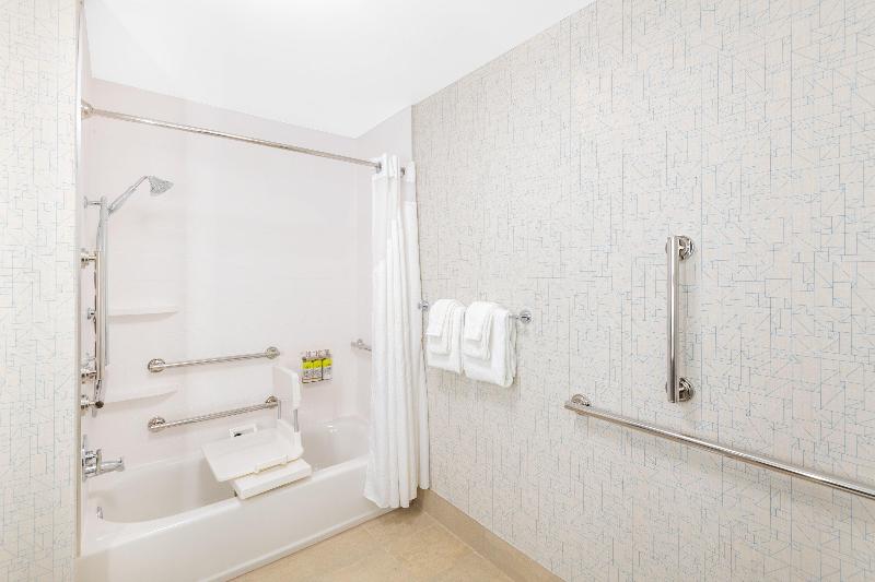 Holiday Inn Express & Suites Phoenix - Airport No image