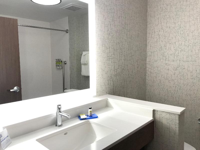 Holiday Inn Express & Suites Phoenix - Airport No image