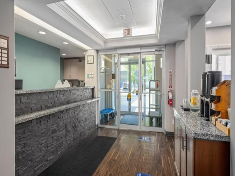 Prairie Crest Medicine Hat by IHG image