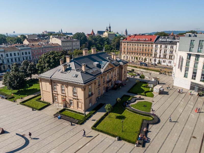 Central Palace image