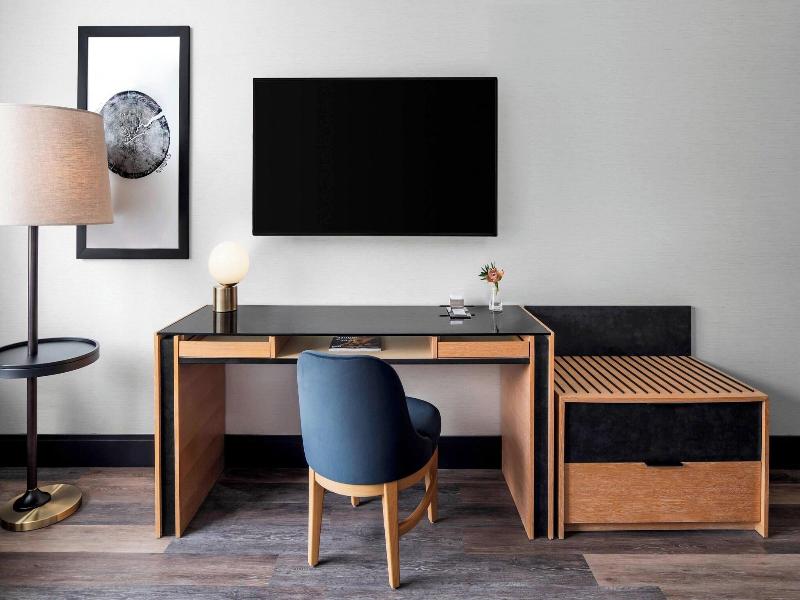 Autograph Collection The Oaklander Hotel image