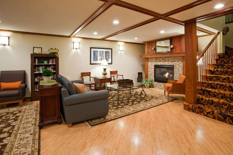 Country Inn & Suites Marion image