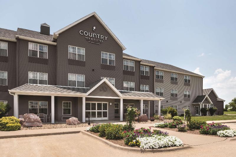Country Inn & Suites Marion image