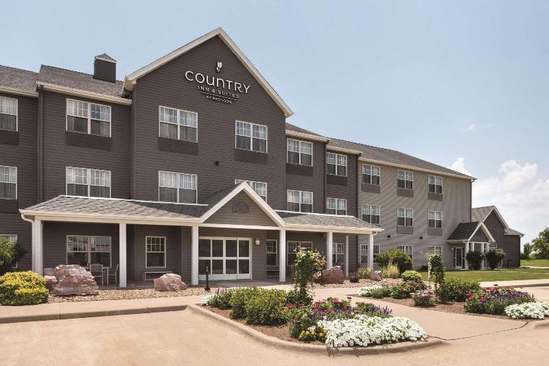 Country Inn & Suites Marion image