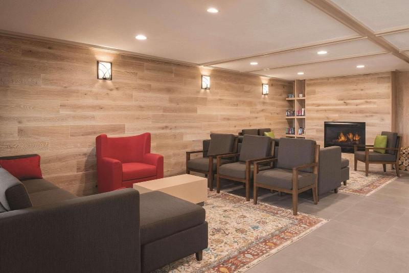 Country Inn & Suites Marion image