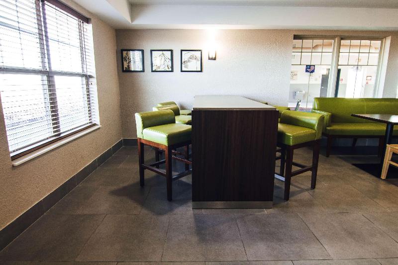 Country Inn & Suites by Radisson, Stockton, IL image 5