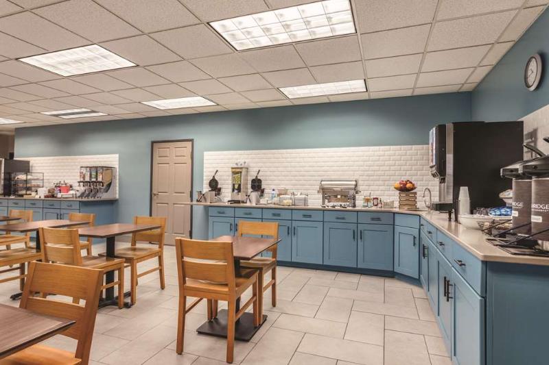 Country Inn & Suites by Radisson, Dakota Dunes, SD image