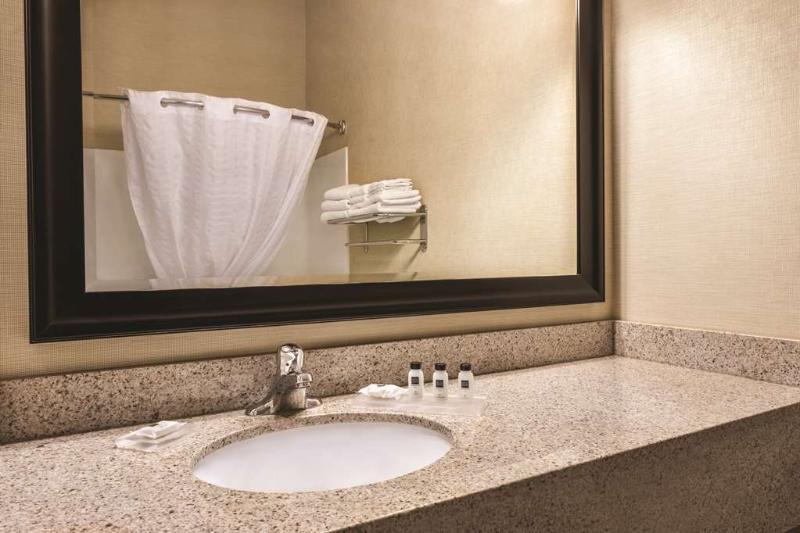 Country Inn & Suites by Radisson, Dakota Dunes, SD image