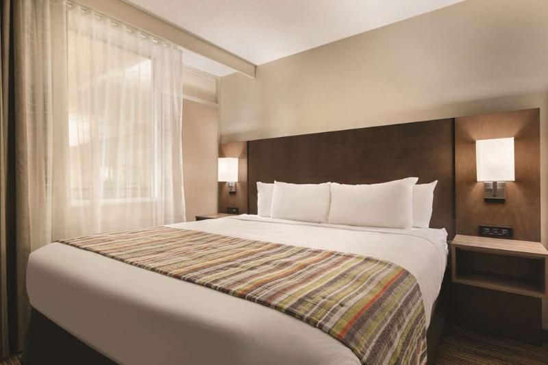 Country Inn & Suites by Radisson, Fergus Falls, MN image
