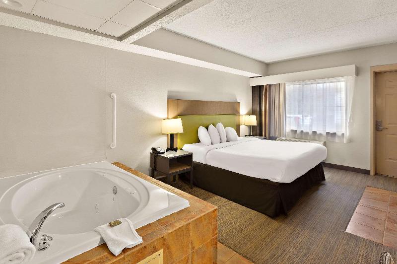 Country Inn & Suites Jonesborough-Johnson City W image