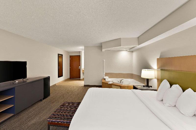 Country Inn & Suites Jonesborough-Johnson City W image