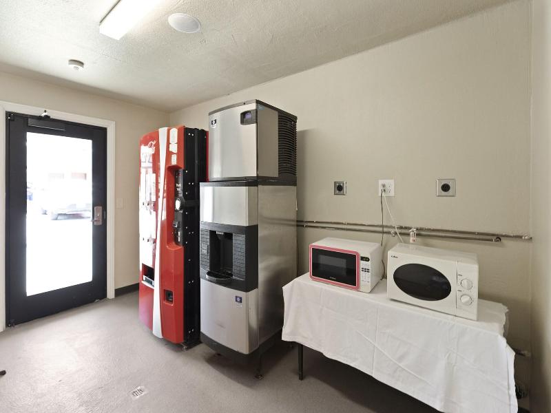 Le Blanc Inn & Suites image