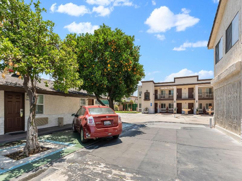 Le Blanc Inn & Suites image