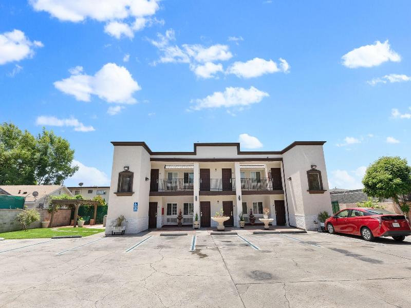 Le Blanc Inn & Suites image