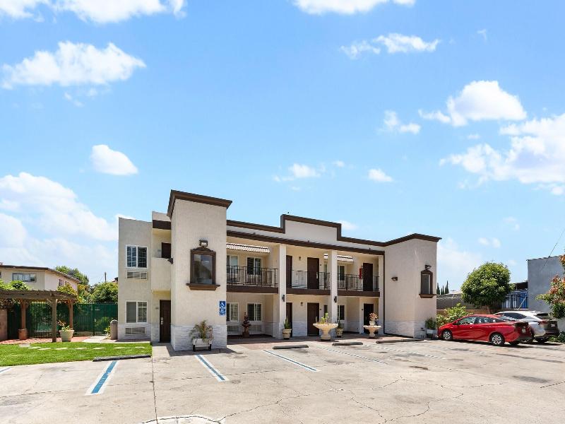 Le Blanc Inn & Suites image
