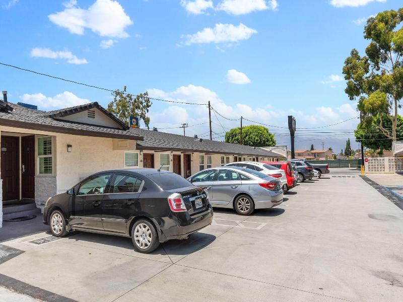 Le Blanc Inn & Suites image