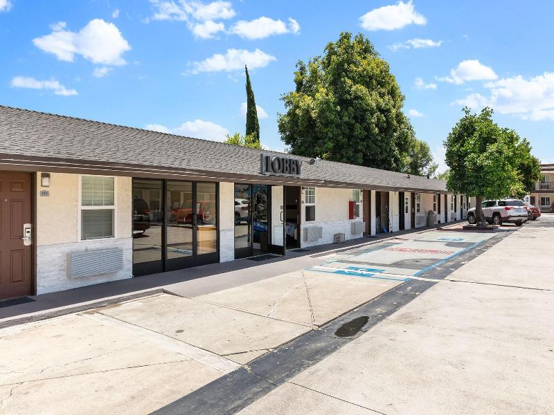 Le Blanc Inn & Suites image