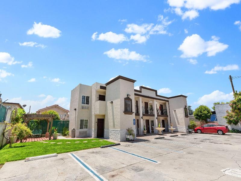 Le Blanc Inn & Suites image
