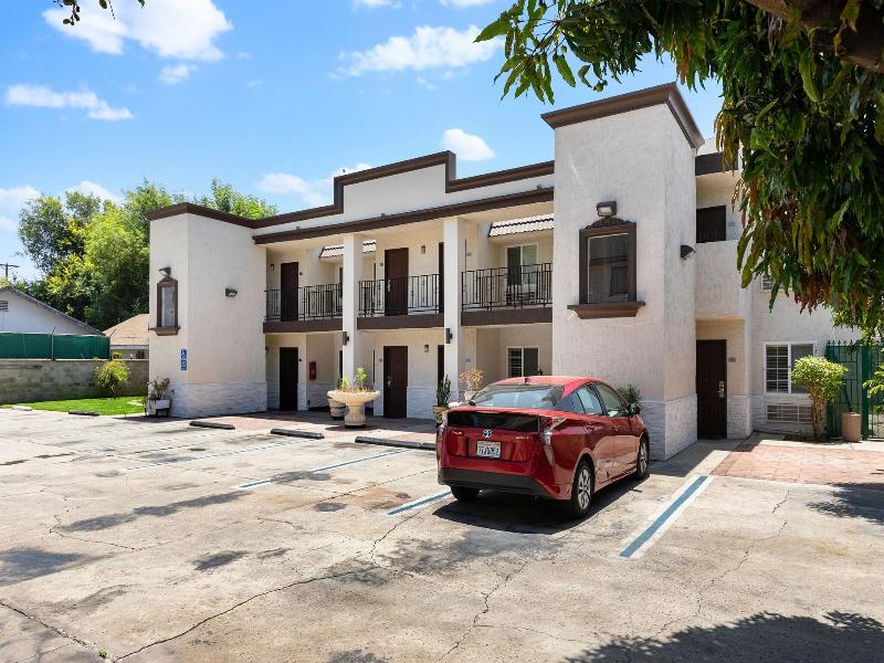 Le Blanc Inn & Suites image