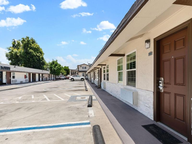 Le Blanc Inn & Suites image
