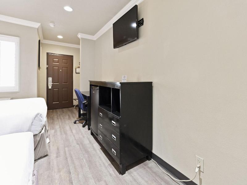 Le Blanc Inn & Suites image