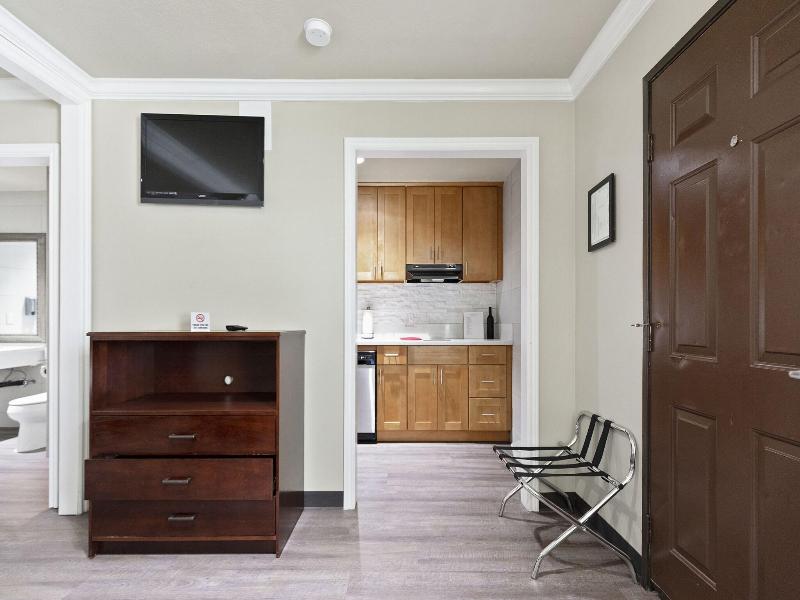 Le Blanc Inn & Suites image