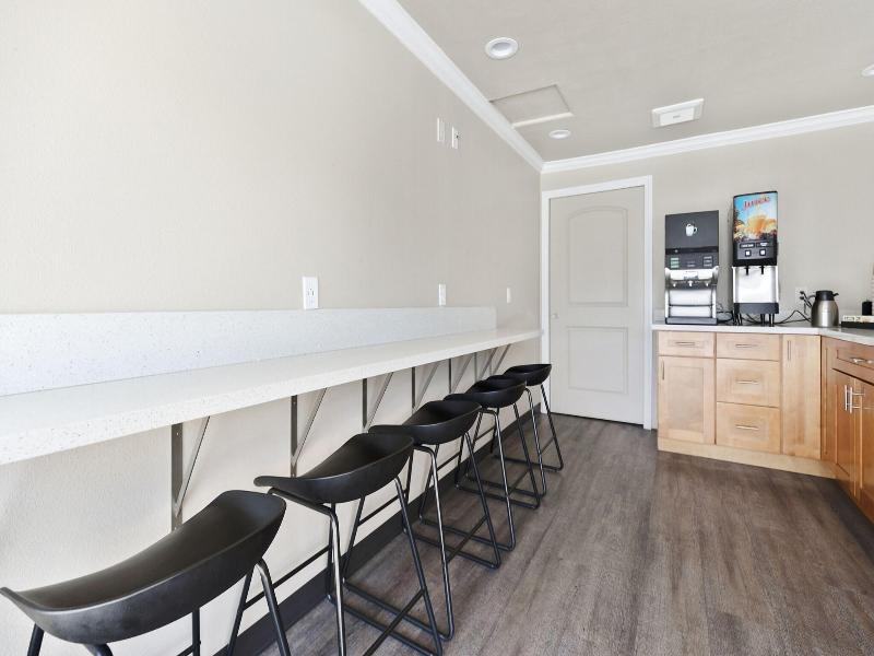 Le Blanc Inn & Suites image