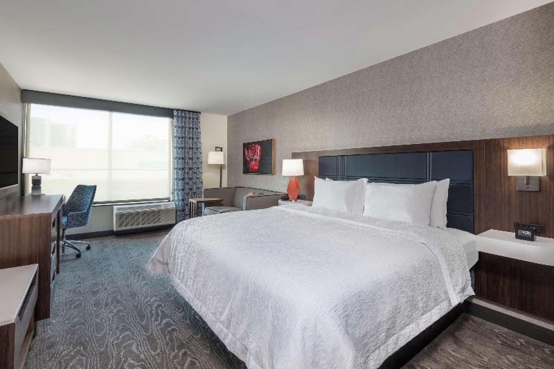 Hampton Inn & Suites Fort Wayne Downtown image