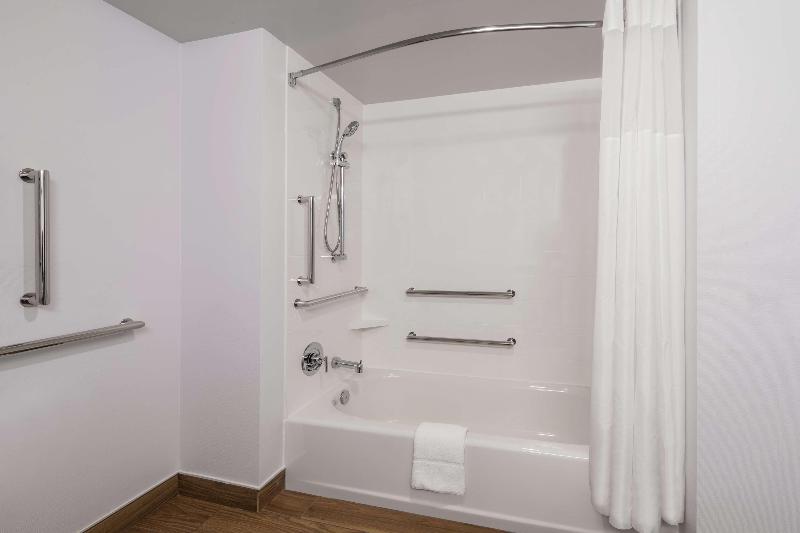 Hampton Inn & Suites Fort Wayne Downtown image