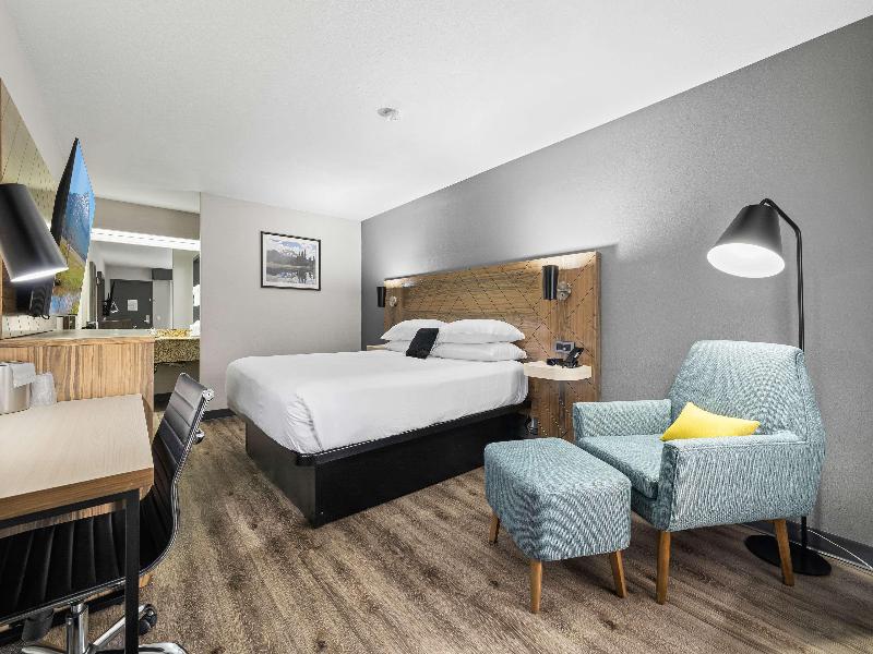 Red Lion Inn & Suites Deschutes River Bend image