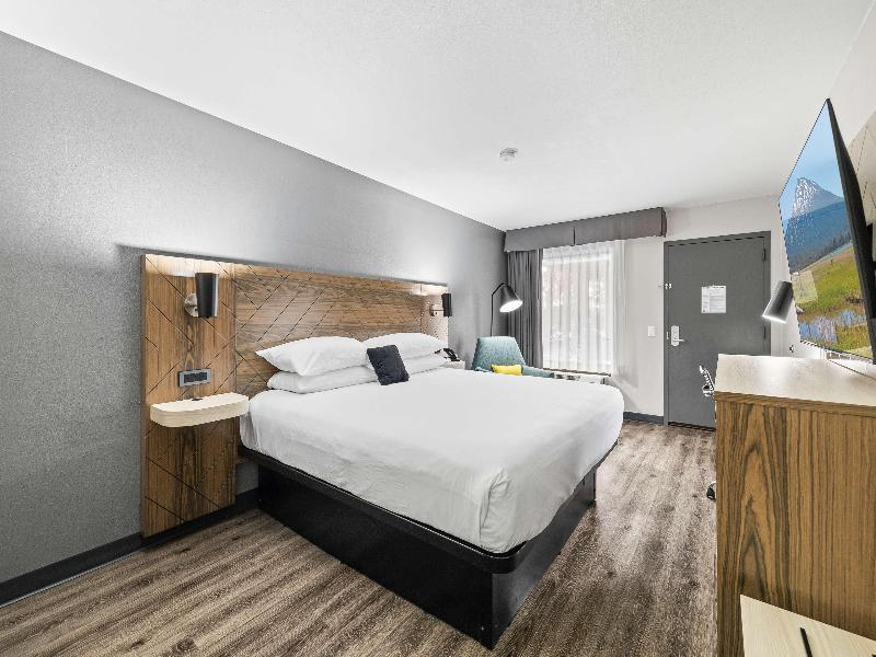 Red Lion Inn & Suites Deschutes River Bend image