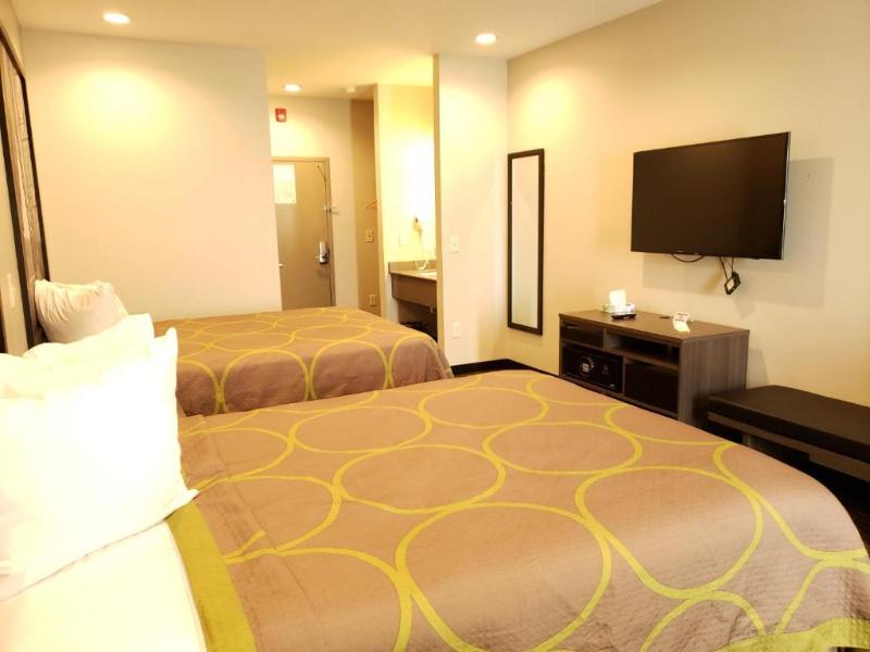 Super 8 by Wyndham St. Louis North image