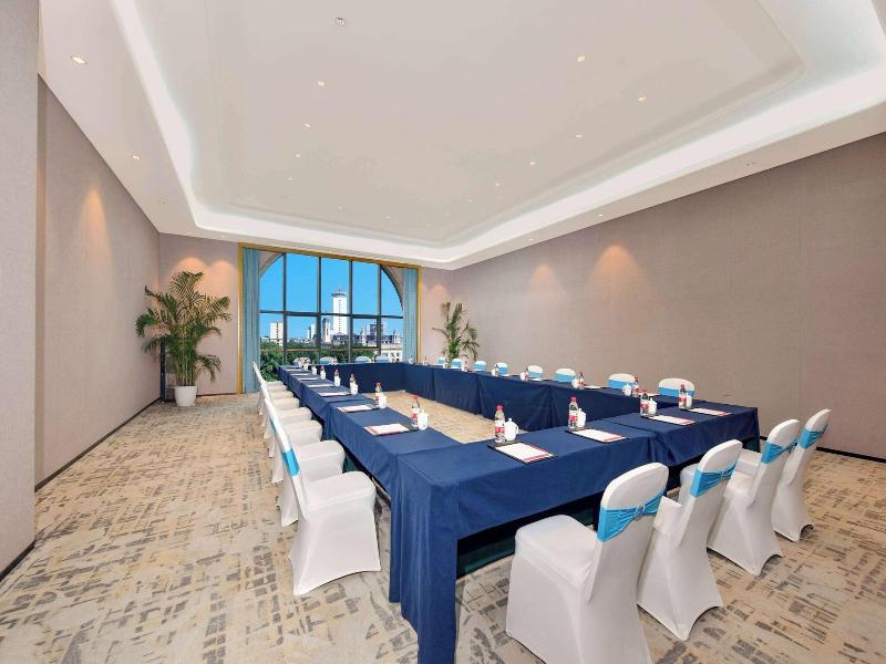 Ramada Plaza Dongxing City Center
