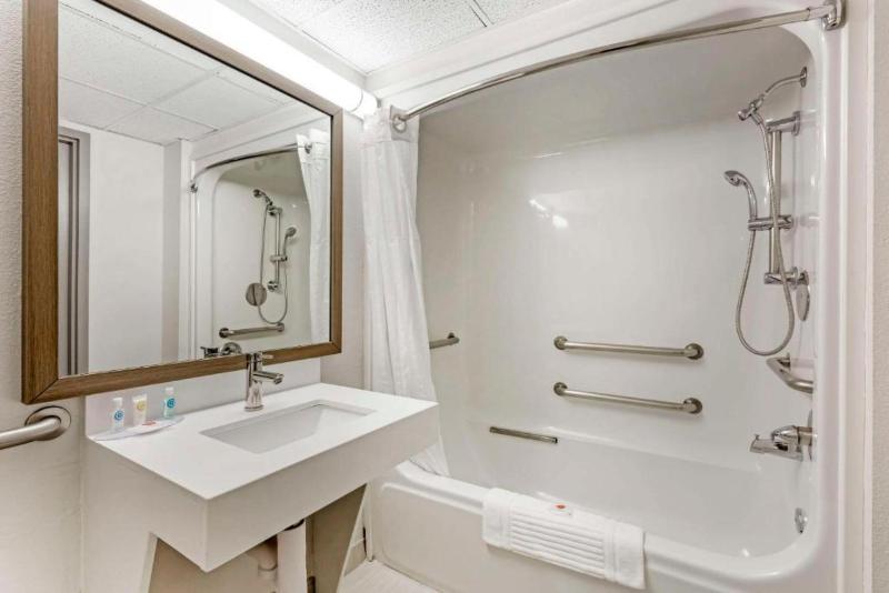 Comfort Inn & Suites Cuyahoga Falls - Akron image