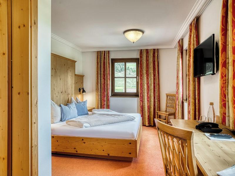 Puradies Hotel & Chalets image