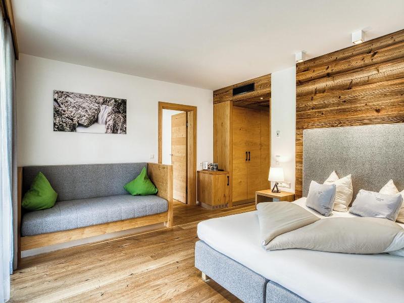 Puradies Hotel & Chalets image